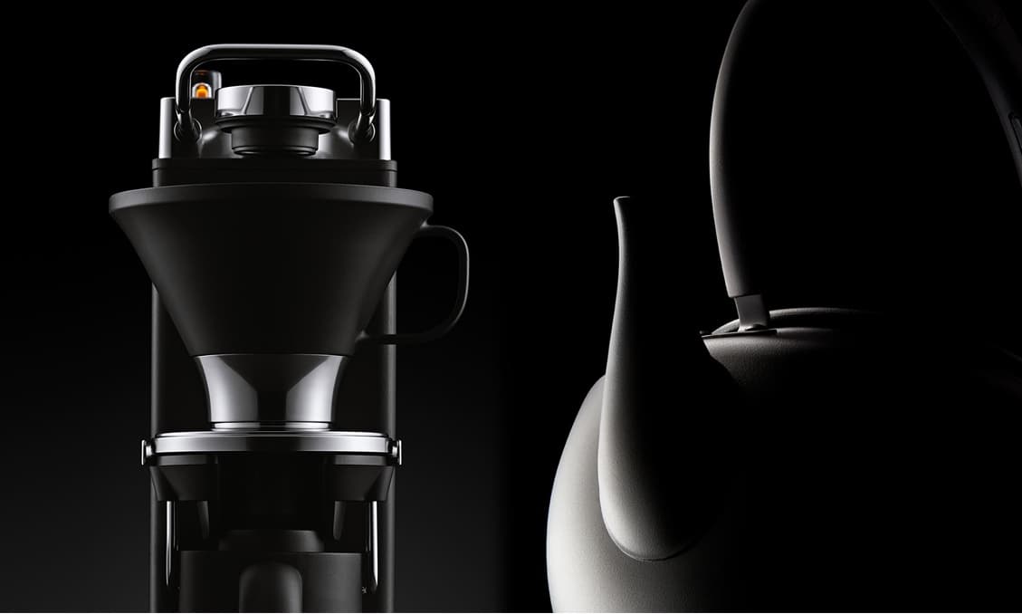 黒を背景に、コーヒーメーカーとケトルの輪郭が光に浮かぶ。